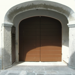 Portone in legno con struttura inox a scomparsa
