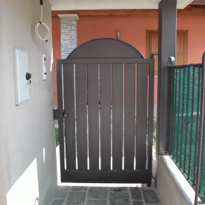 Cancelletto in ferro semichiuso