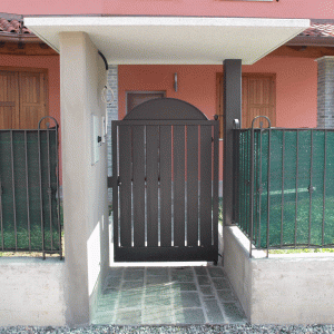 Cancelletto in ferro semichiuso