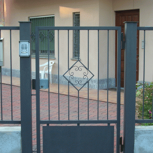 Cancelletto in ferro con fiore