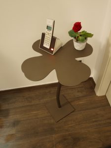 TAVOLINO PORTAOGGETTI QUADRIFOGLIO